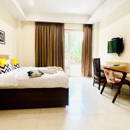 Bluo Studio1 Golf Course Road, Gym, Balcony Garden Gurgaon Exteriör bild